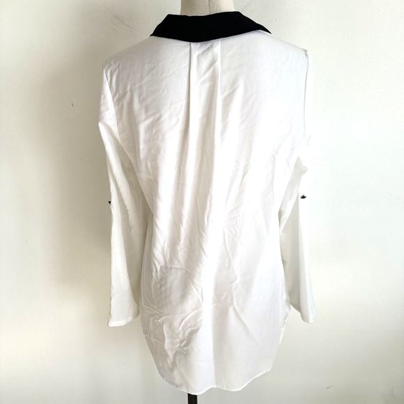 Reaction by Kenneth Cole Blouse Women's Size Medium White Black Trim Roll Tab - Picture 9 of 11